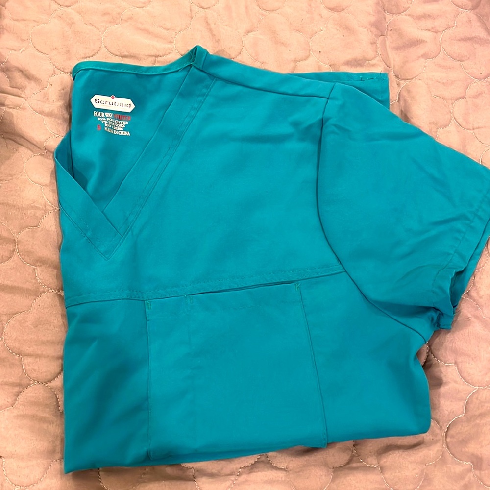 Scrub set: Caribbean blue. Size regular small. Top has 4 pockets, pants 4